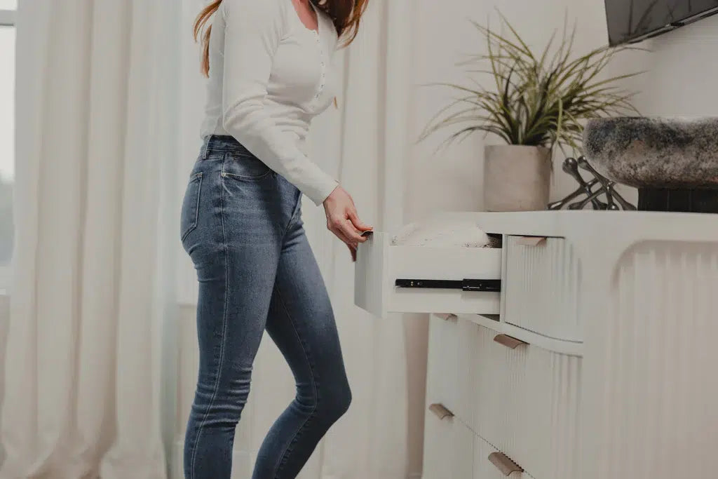 Genevie Reed 7-Drawer Solidwood Dresser Model B49936-WHITE By Seawinds Trading